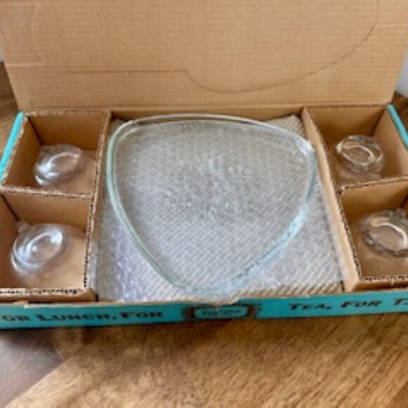 Vintage Indiana Glass Snowflake Smart Set Original Box 4 Snack Plates and Cups - Picture 2 of 6